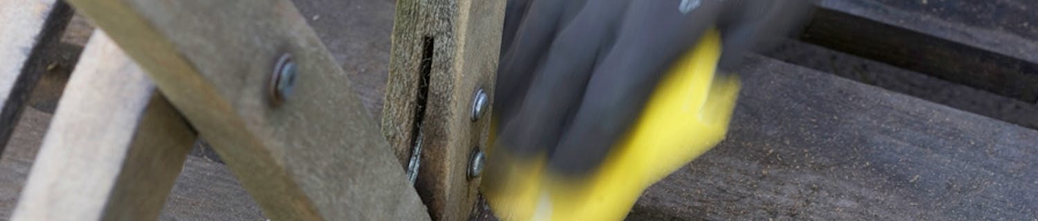 Her brukes slipepapir, men en sikling er enda mer effektiv til å fjerne maling. Her brukes slipepapir, men en sikling er enda mer effektiv til å fjerne maling.